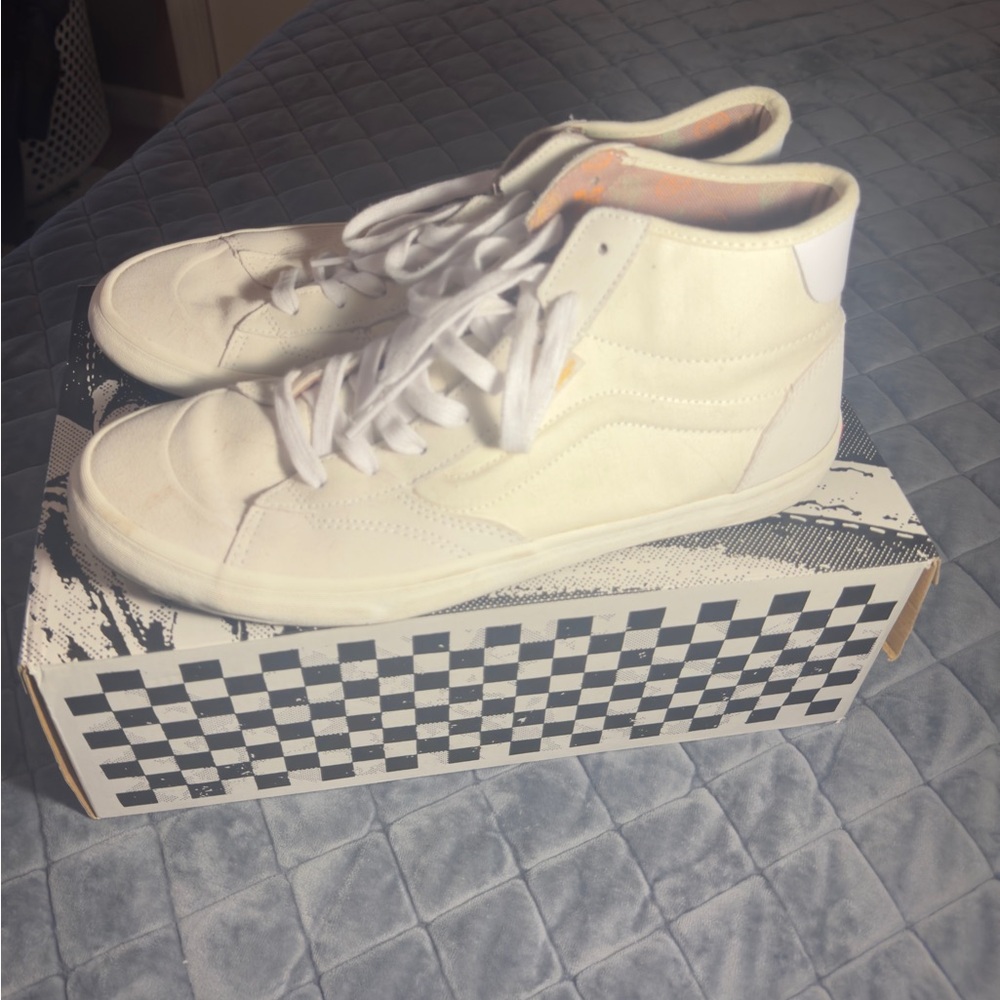 “The Lizzie” in classic white Vans